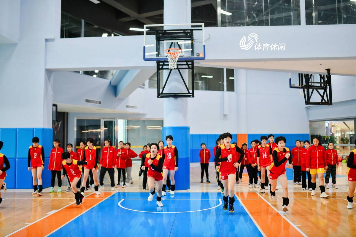 青少年篮球队员的跑位训练课程